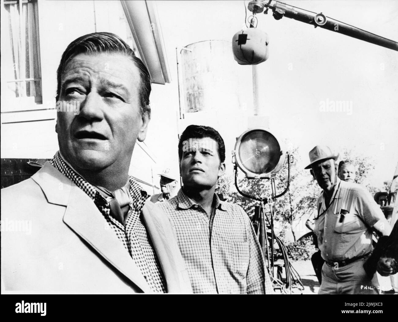 JOHN WAYNE et le fils PATRICK WAYNE sur le terrain Candid en Arizona pendant le tournage de McLINTOCK ! 1963 réalisateur ANDREW V. McLAGLEN scénario original James Edward Grant Batjac Productions / United Artists Banque D'Images