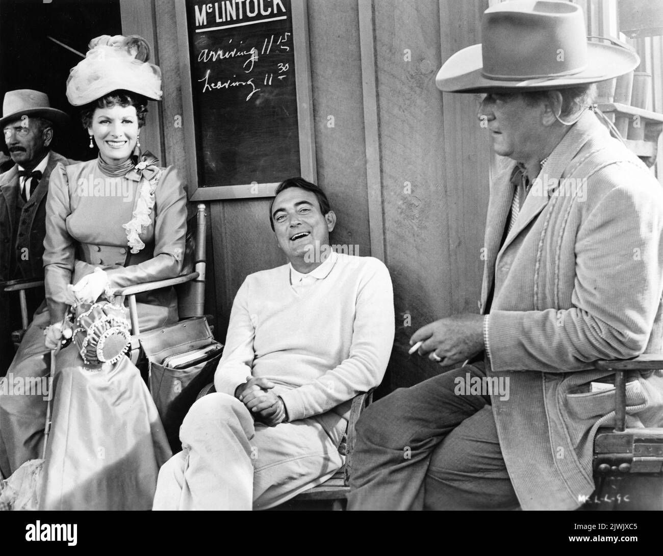 MAUREEN O'HARA Directrice ANDREW V. McLAGLEN et JOHN WAYNE sur place Candid en Arizona pendant le tournage de McLINTOCK ! 1963 réalisateur ANDREW V. McLAGLEN scénario original James Edward Grant Batjac Productions / United Artists Banque D'Images