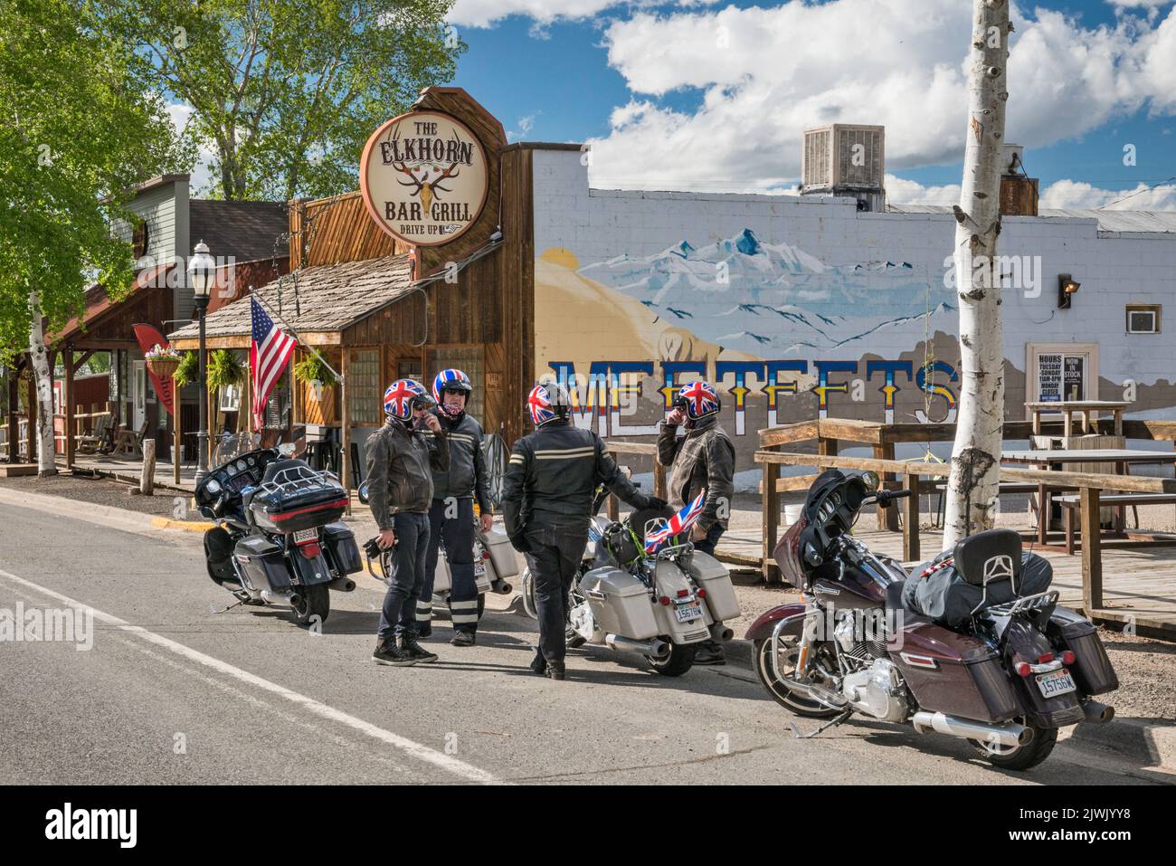 British Bikers sur la rue principale à Meeteetse, Wyoming, USA Banque D'Images