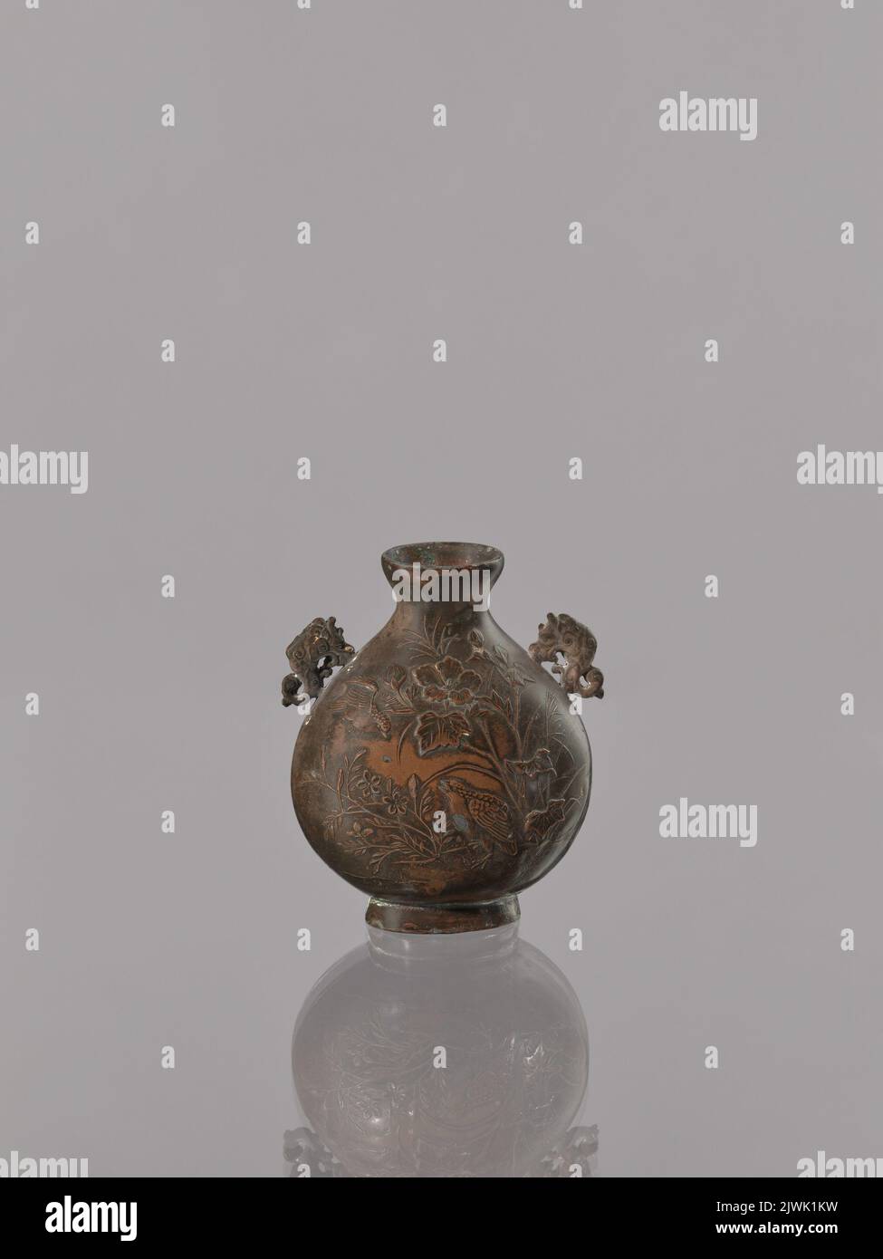 Petit vase avec poignées en forme de shachi. Inconnu, artisan Banque D'Images