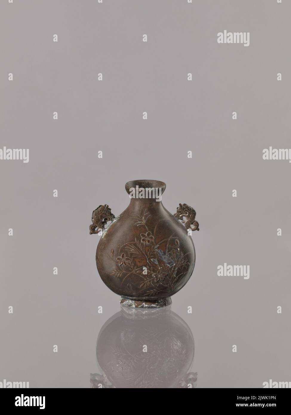 Petit vase avec poignées en forme de shachi. Inconnu, artisan Banque D'Images