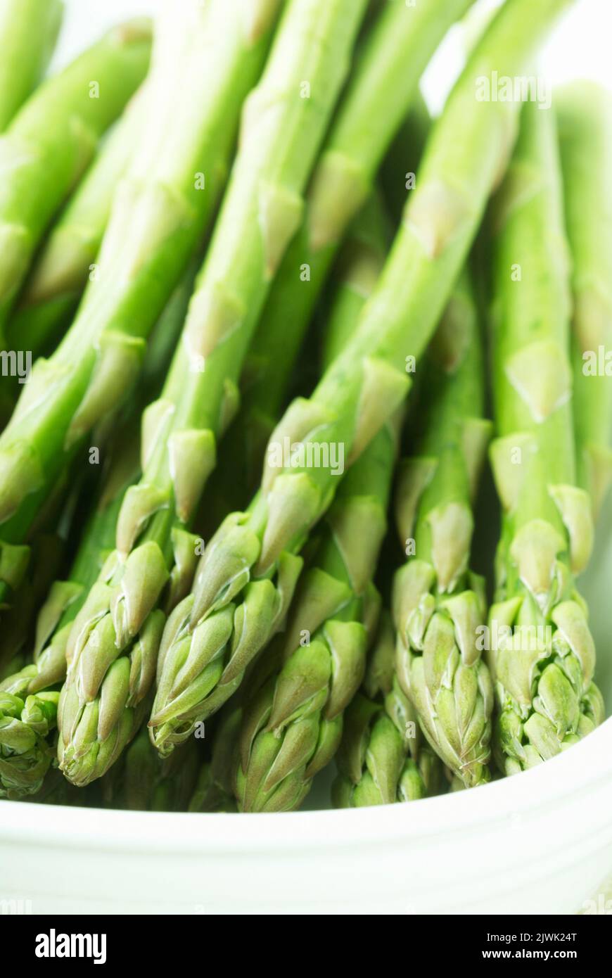 Gros plan des asperges dans un bol blanc. dof étroit Banque D'Images