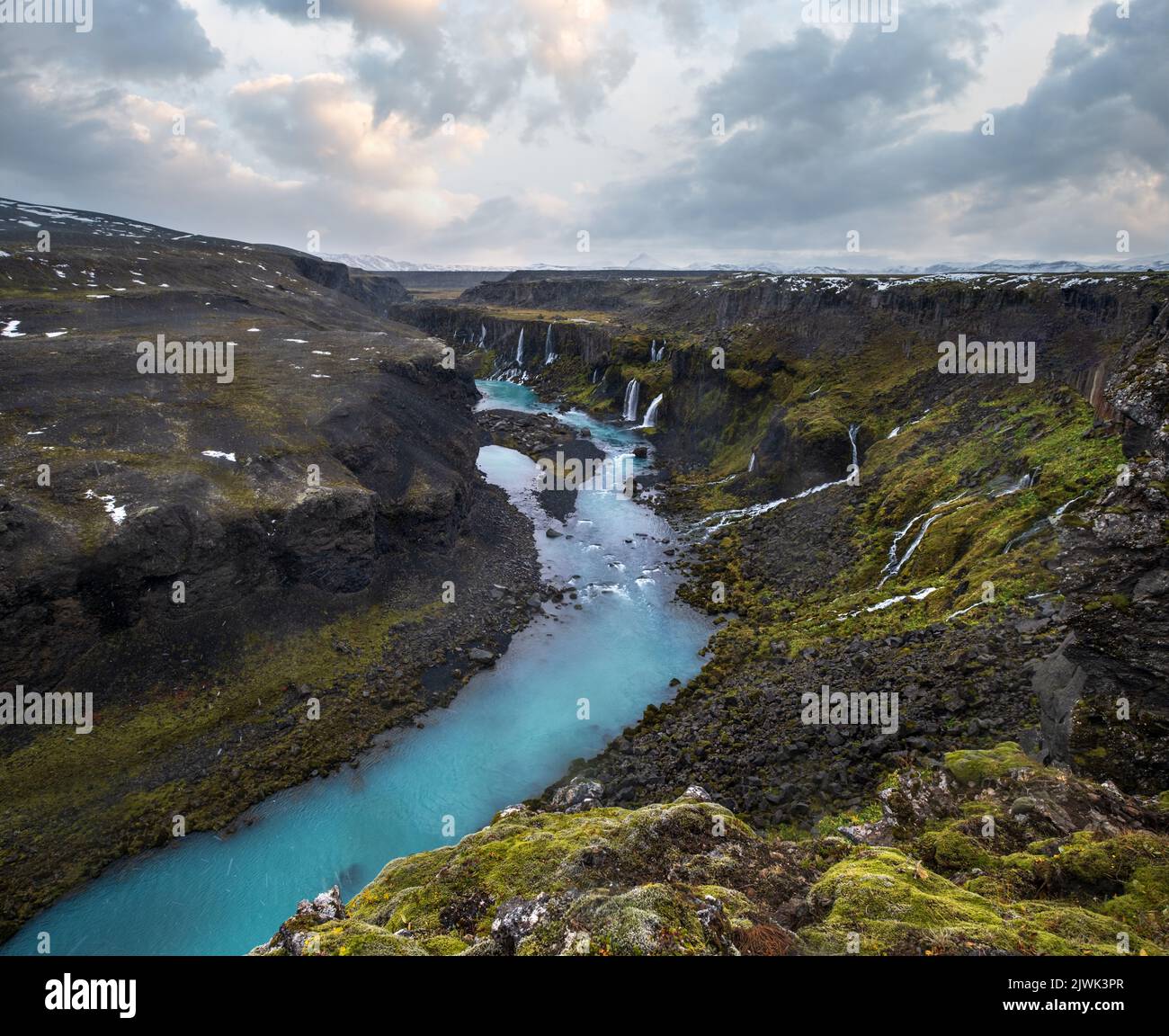 Chute de neige en automne sur la pittoresque cascade Sigoldugljufur vue. La saison change dans les Highlands du sud de l'Islande. Banque D'Images