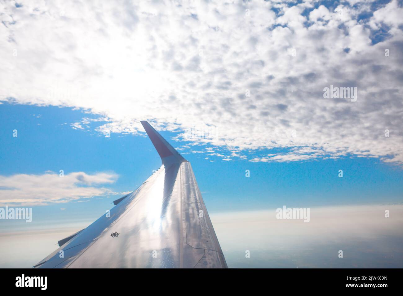 Vue depuis la fenêtre de l'avion sur l'aile . Point de vue de l'avion Banque D'Images