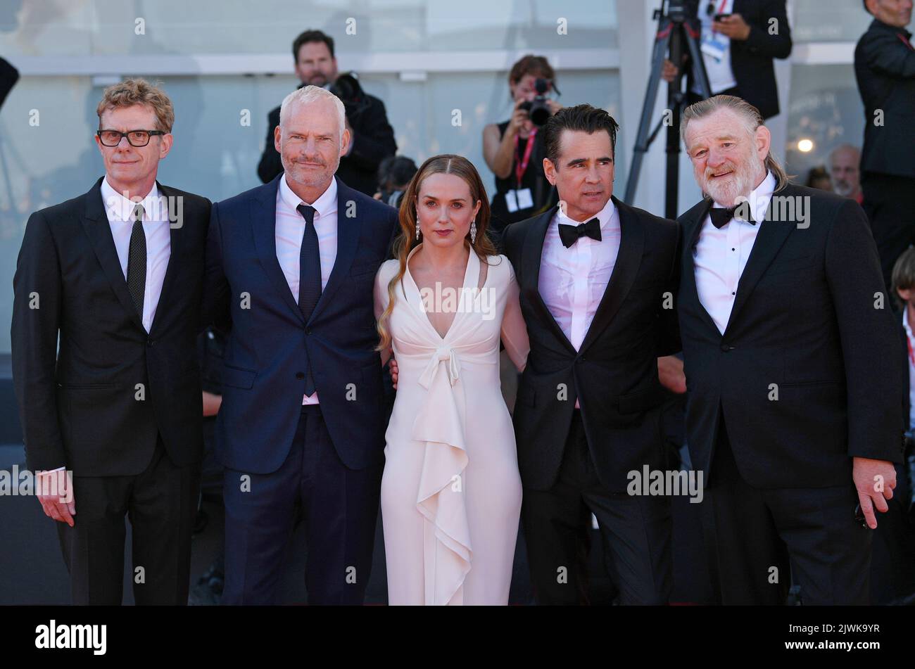 Venise, Italie. 5th septembre 2022. Le producteur Graham Broadbent, le réalisateur Martin McDonagh, l'actrice Kerry Condon, l'acteur Colin Farrell et l'acteur Brendan Gleeson (de gauche à droite) posent sur le tapis rouge pour la première du film « les Banshees of Inisserin » lors du Festival International du film de Venise 79th à Venise, en Italie, le 5 septembre 2022. Credit: Jin Mamengni/Xinhua/Alamy Live News Banque D'Images