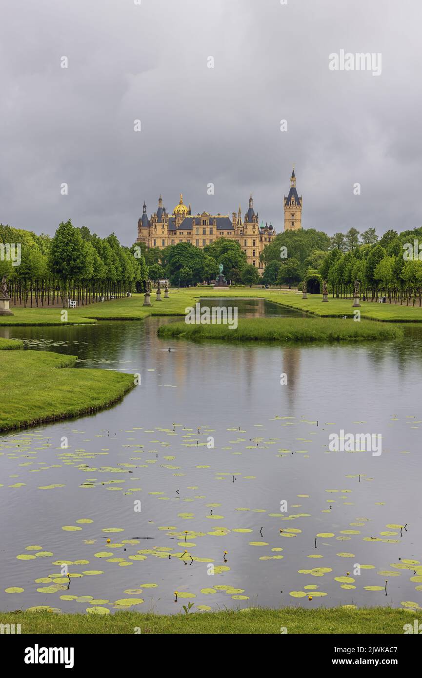 Vue sur le château de Schwerin, vue de l'extrémité du Burgsee Banque D'Images