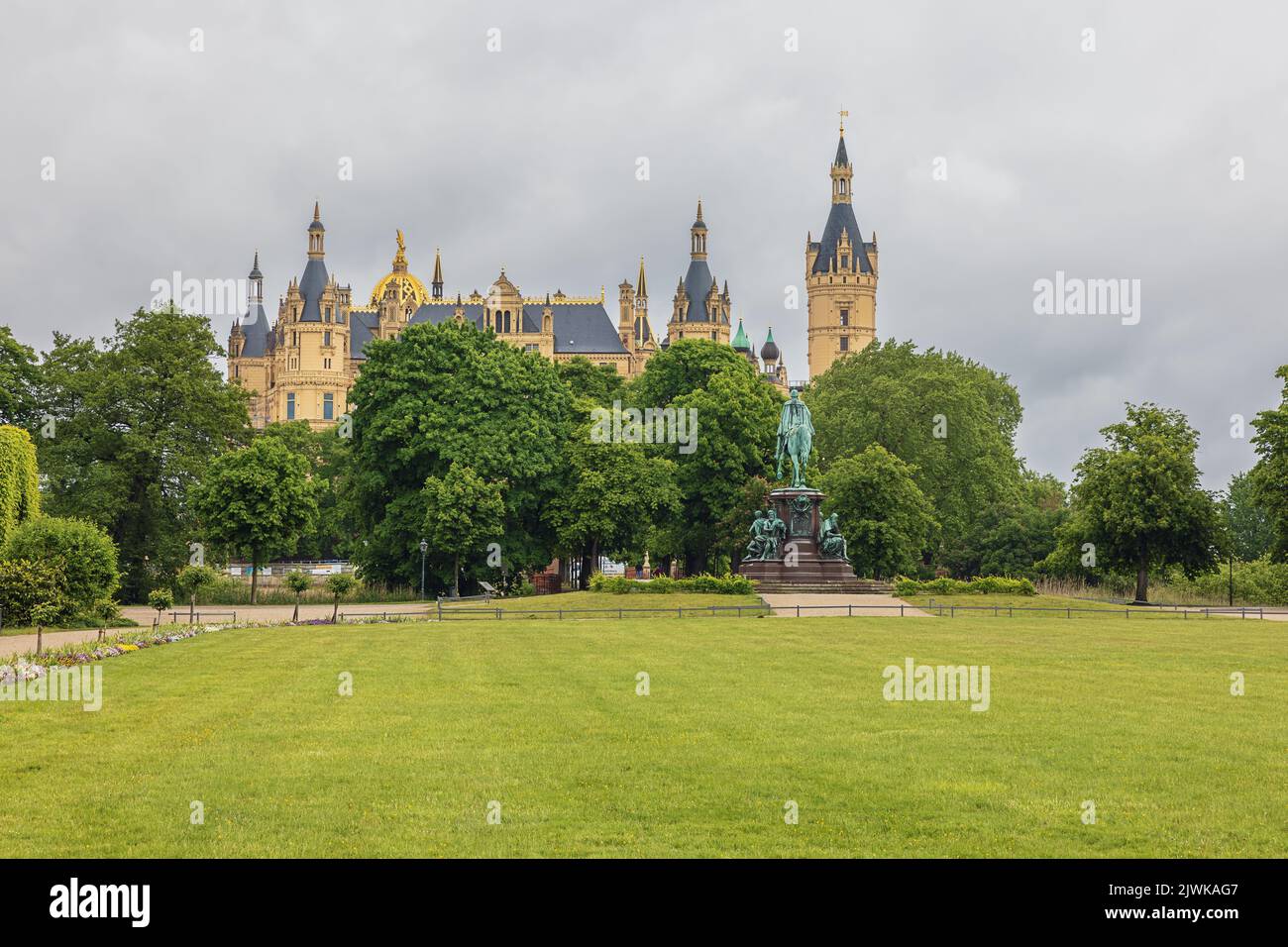 Situé en face du château de Schwerin, au milieu du jardin du château Banque D'Images