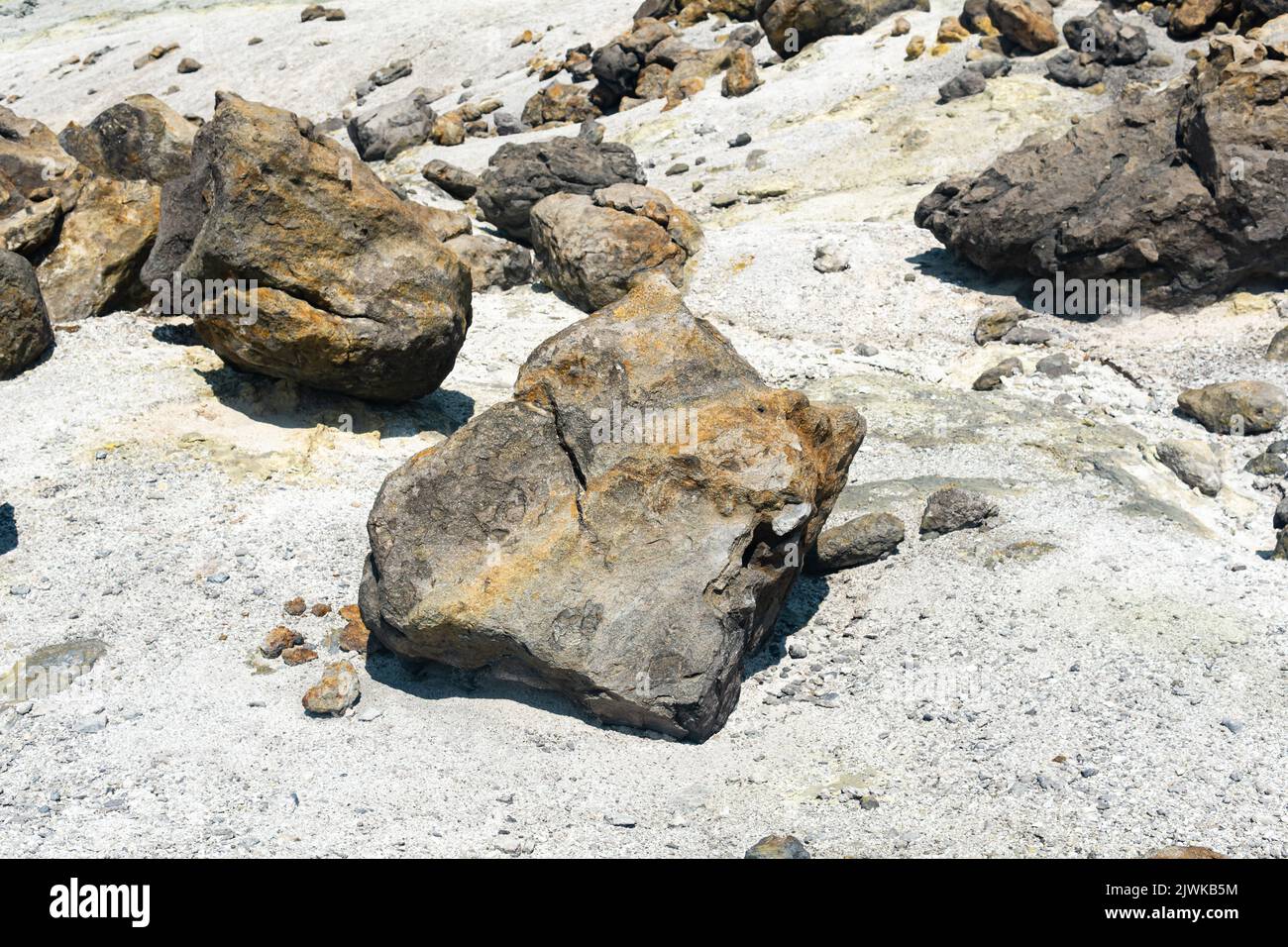 bombes volcaniques parmi le tephra dans un champ de fumarale sur la pente d'un volcan Banque D'Images