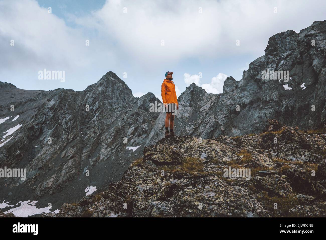 Homme trekking seul dans les montagnes voyage randonnée aventure plein air actif tourisme été vacances sain style de vie touriste à un avec la nature concept Banque D'Images