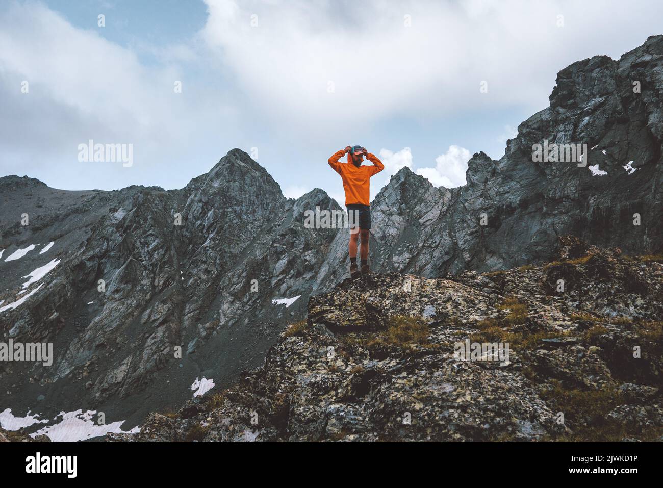Randonneur homme trekking solo dans les montagnes rocheuses voyage randonnée aventures active sain style de vie extérieur vacances expédition Banque D'Images