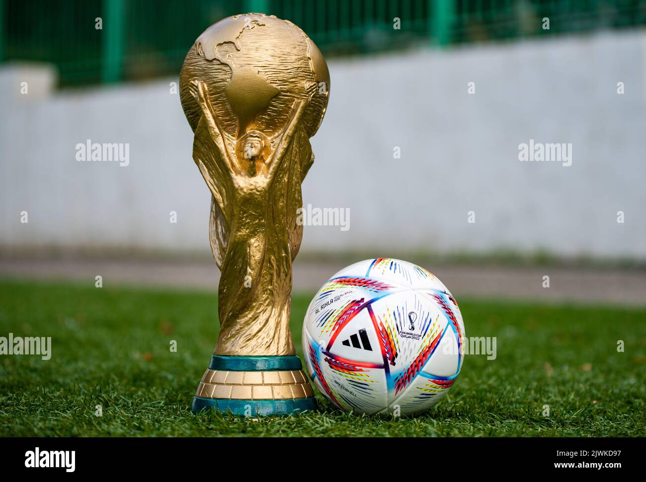 3 septembre 2022, Doha, Qatar. Coupe du monde de la FIFA et ballon officiel Adidas Al Rihla sur la pelouse verte du stade. Banque D'Images