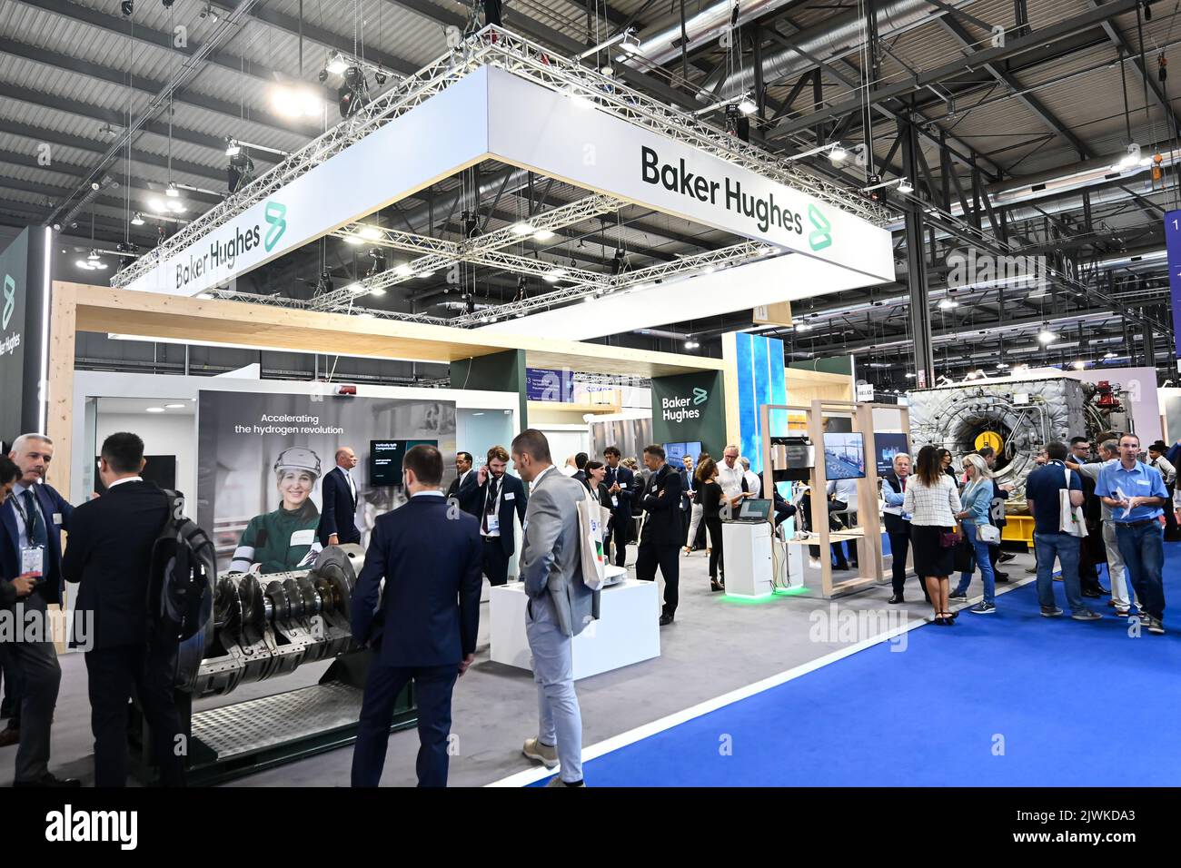 MILAN, ITALIE - 6 SEPTEMBRE 2022 : vue sur le stand Baker Hughes lors du salon Gastech 2022 à Milan Fair. Les visiteurs et les personnes qui se trouvent dans le hall traversent les stands d'exposants et les stands d'exposition. Banque D'Images