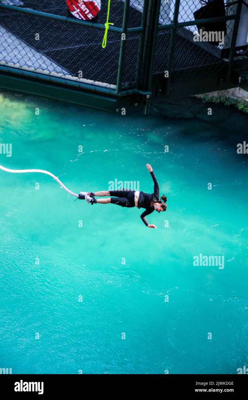 Un saut en sauge relié à un cordon élastique plonge à 47 mètres plus bas dans la rivière Waikato (la plus longue de Nouvelle-Zélande) depuis le nouveau Taupo Cliff Hanger Banque D'Images