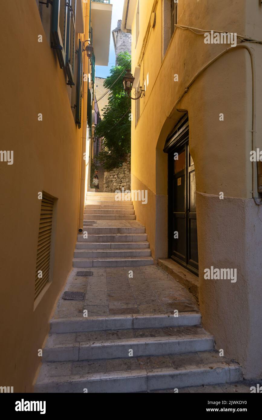 Rue étroite dans la ville de Corfou, Iles Ioniennes, Grèce Banque D'Images