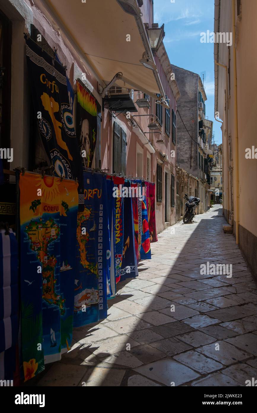 Rue étroite dans la ville de Corfou, Iles Ioniennes, Grèce Banque D'Images
