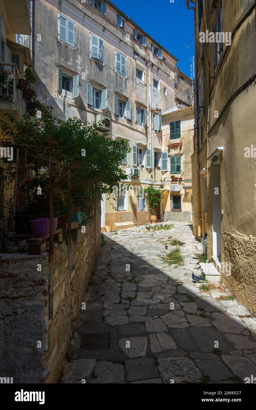 Rue étroite dans la ville de Corfou, Iles Ioniennes, Grèce Banque D'Images