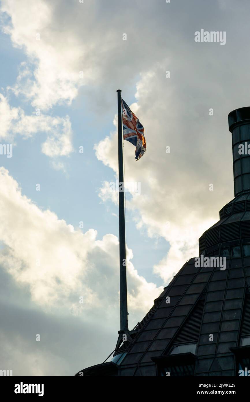 Drapeau de l'Union Jack qui attrape la lumière dorée du coucher du soleil Banque D'Images