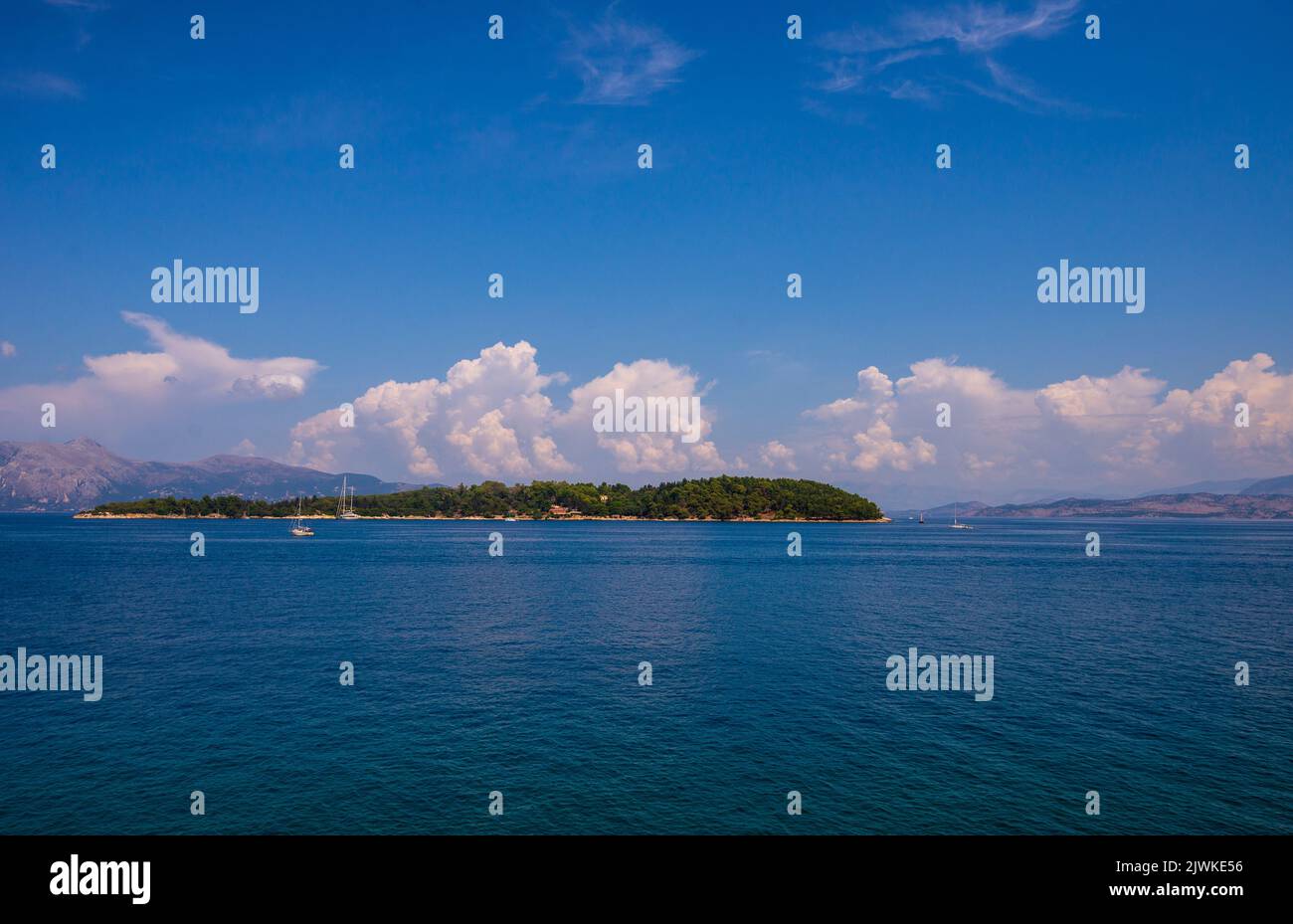 L'île de VIDOS vue de la ville de Corfou, Corfou, Grèce, Mer Ionienne Banque D'Images