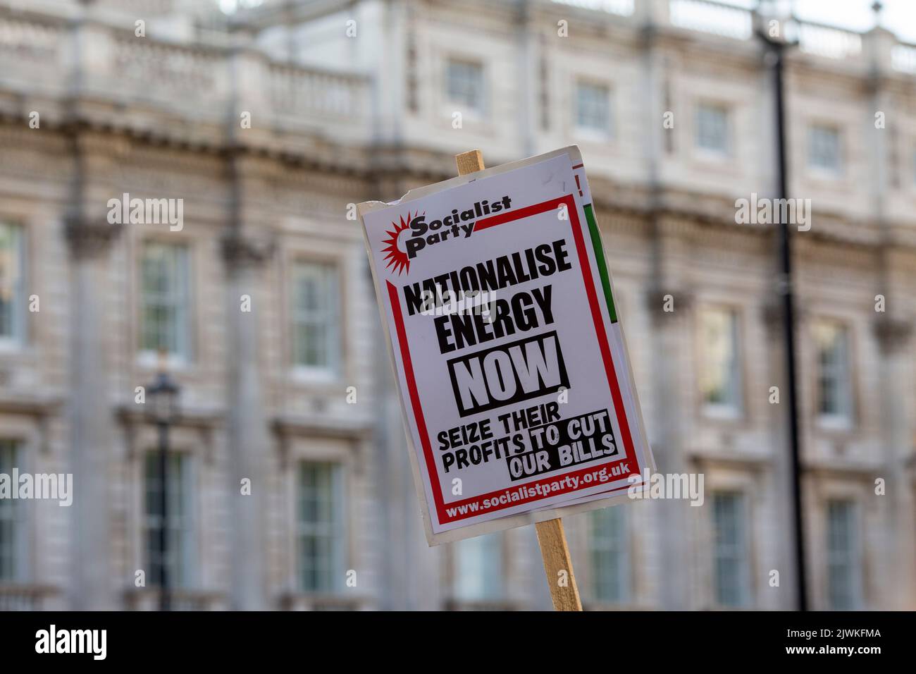 Londres, Angleterre, Royaume-Uni. 5th septembre 2022. Un manifestant tient un signe qui lit '' nationaliser l'énergie maintenant . Banque D'Images