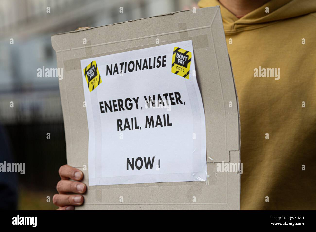 Londres, Angleterre, Royaume-Uni. 5th septembre 2022. Un manifestant tient un signe qui lit '' nationaliser l'énergie , l'eau , le rail , Mail maintenant . Banque D'Images