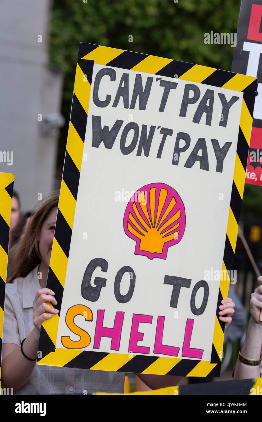 Londres, Angleterre, Royaume-Uni. 5th septembre 2022. Un manifestant possède un signe qui indique ''aller à Shell'. Banque D'Images