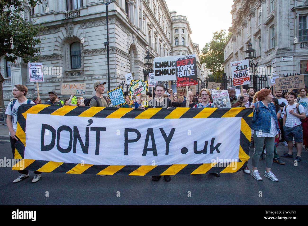 Londres, Angleterre, Royaume-Uni. 5th septembre 2022. Les manifestants se rassemblent devant Downing Street, dans le cadre de la campagne Don't Pay contre les hausses massives des prix de l'énergie. Banque D'Images