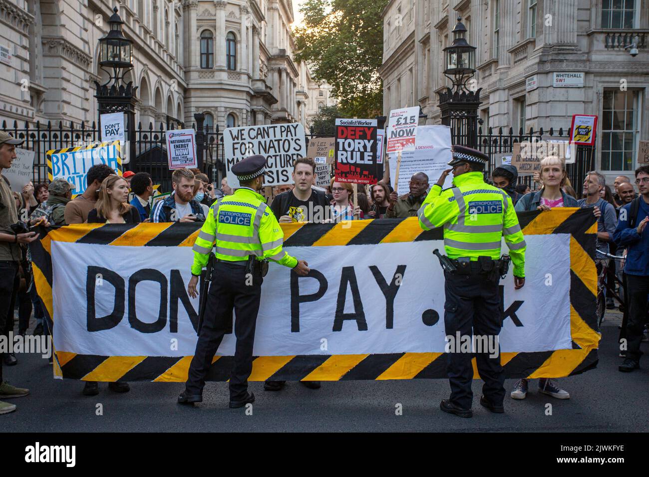 Londres, Angleterre, Royaume-Uni. 5th septembre 2022. Les manifestants se rassemblent devant Downing Street, dans le cadre de la campagne Don't Pay contre les augmentations massives des prix de l'énergie, a Banque D'Images