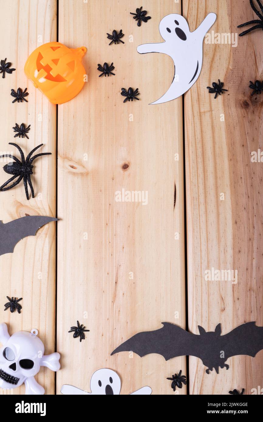 Gros plan de plusieurs jouets d'halloween avec espace de copie sur une surface en bois Banque D'Images