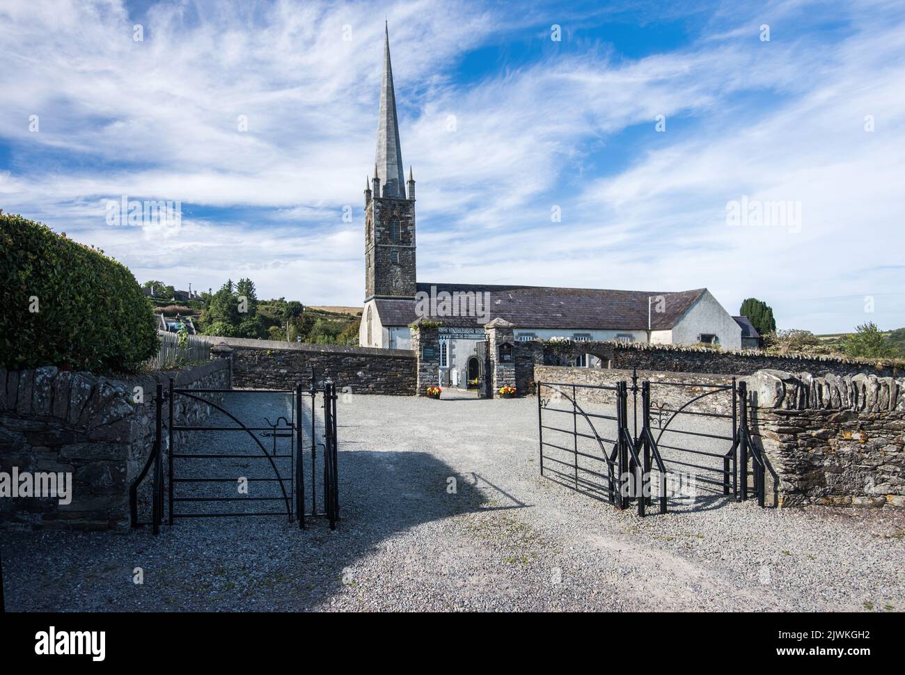 L'église de la cathédrale Saint-Fachtnas à ROSSCARBERY CORK avec une flèche et de nombreuses caractéristiques d'intérêt Banque D'Images