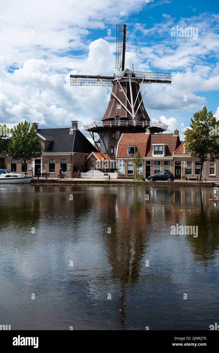 Meppel, Overijssel, pays-Bas, 20 07 2022 - Moulin se reflétant dans le bassin du village Banque D'Images