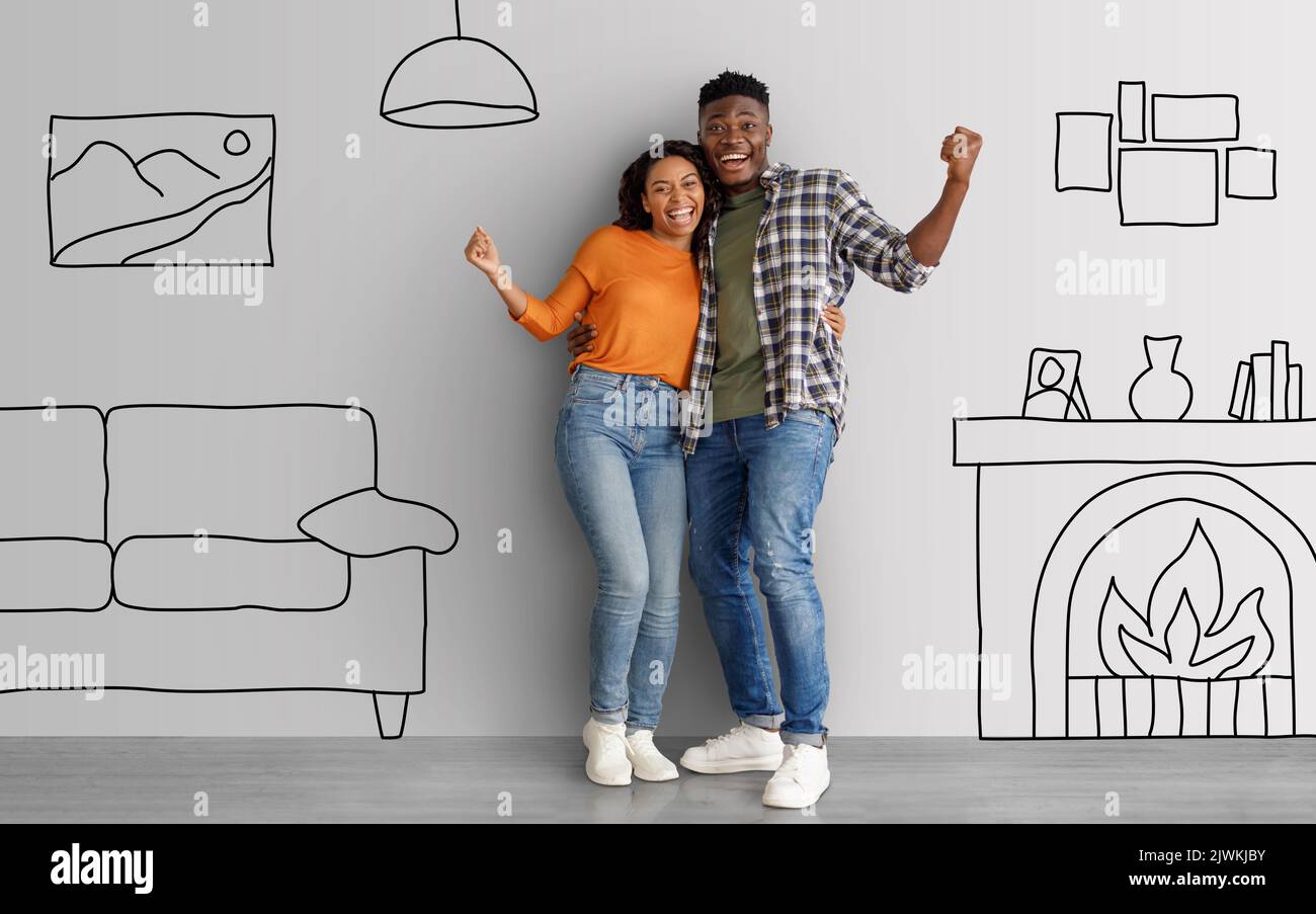 Jeune couple noir émotif posant sur des gribouillages intérieurs Banque D'Images