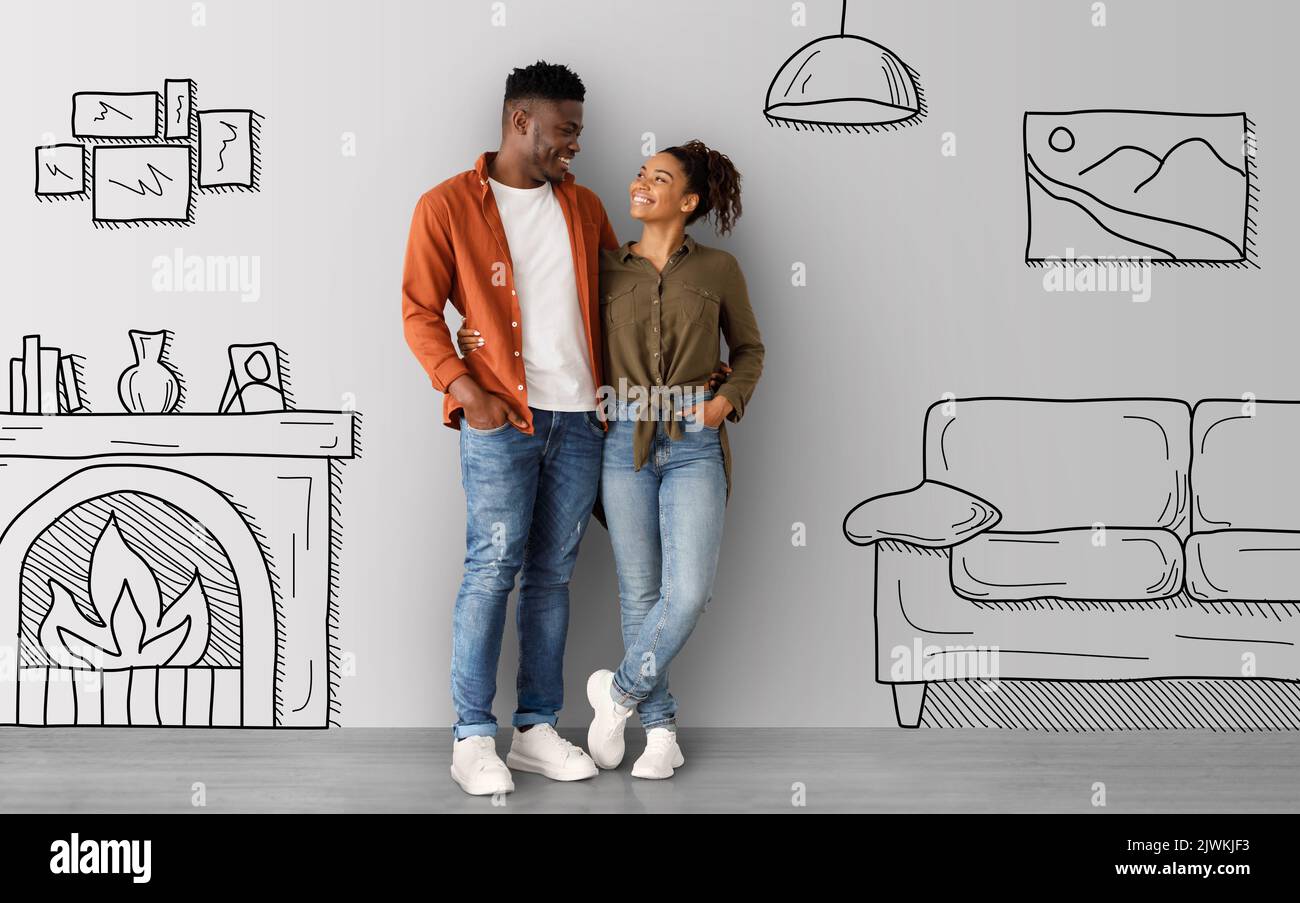 Homme et femme afro-américains épris qui se déplace dans un nouvel appartement Banque D'Images