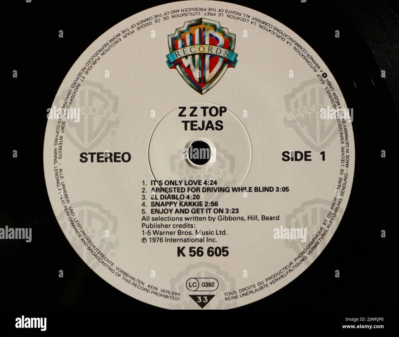 Photo gros plan d'une étiquette centrale sur une pressante originale 1976 d'un disque en vinyle Tejas ZZ Top Banque D'Images