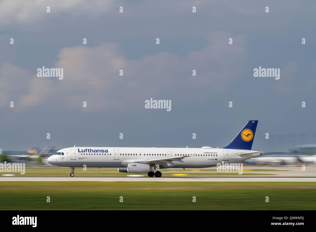Munich, Allemagne - 26 août. 2022 : Lufthansa Airbus A321-231 avec l'immatriculation de l'avion D-AIDP commence sur la piste sud 26L du muni Banque D'Images