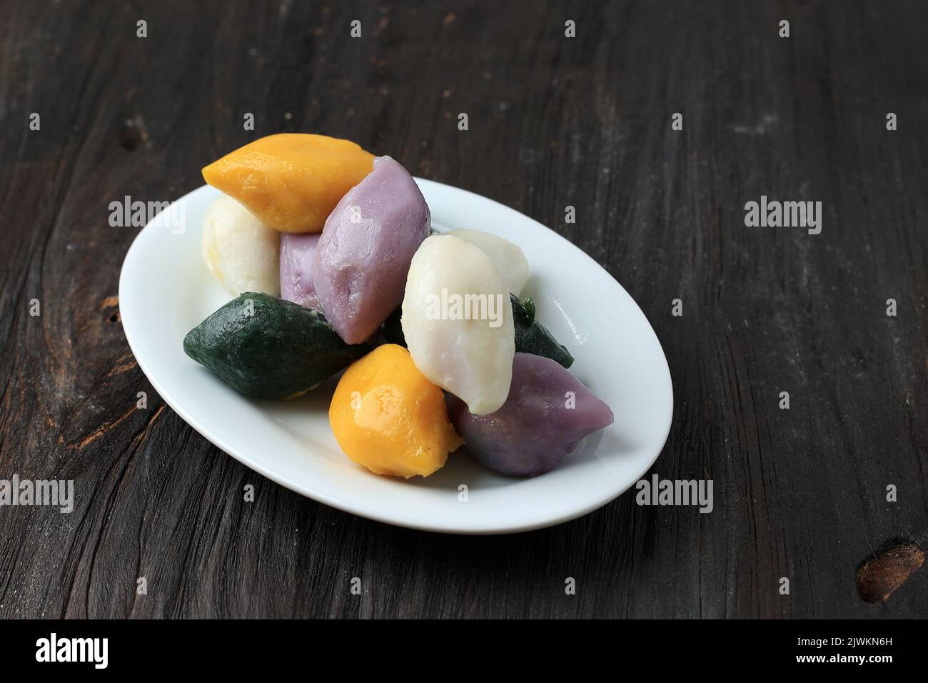 Sucreries de vacances coréennes confiserie Songpyeon à base de farine de riz et aiguilles de pin aromatiques, encas pour Chuseok Banque D'Images