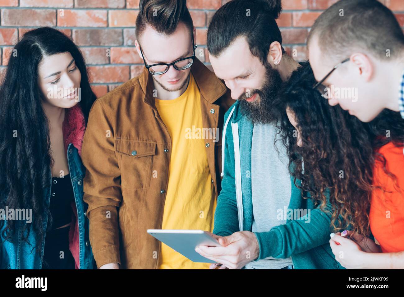 les employés des tablettes sont des chefs d'équipe qui réussissent ensemble Banque D'Images