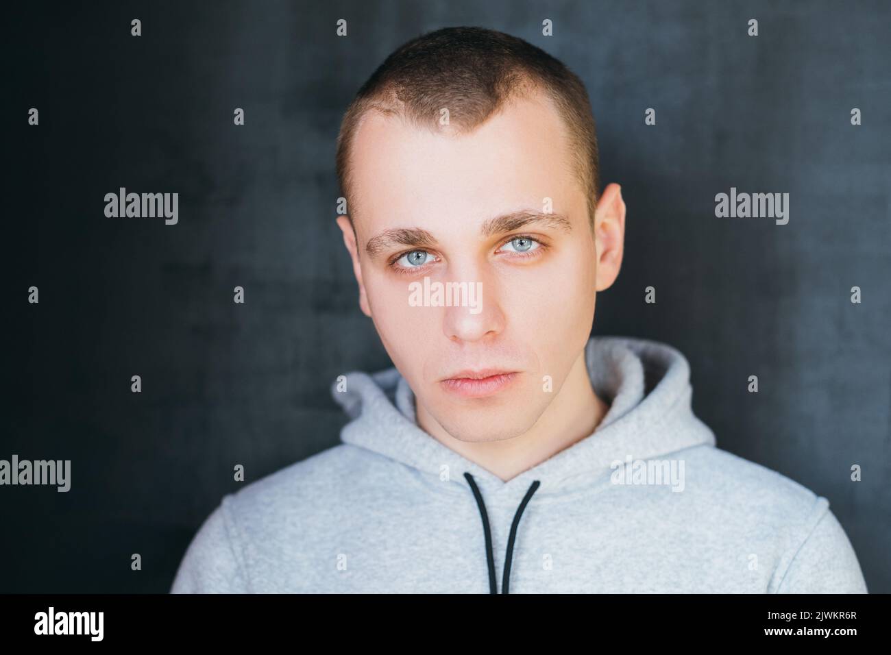strict unfriendly insolent émotionnel guy portrait Banque D'Images strict unfriendly insolent émotionnel guy portrait Banque D'Images