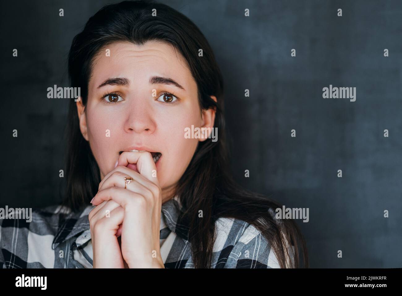 femme peur larmes douleur phobie expression faciale Banque D'Images