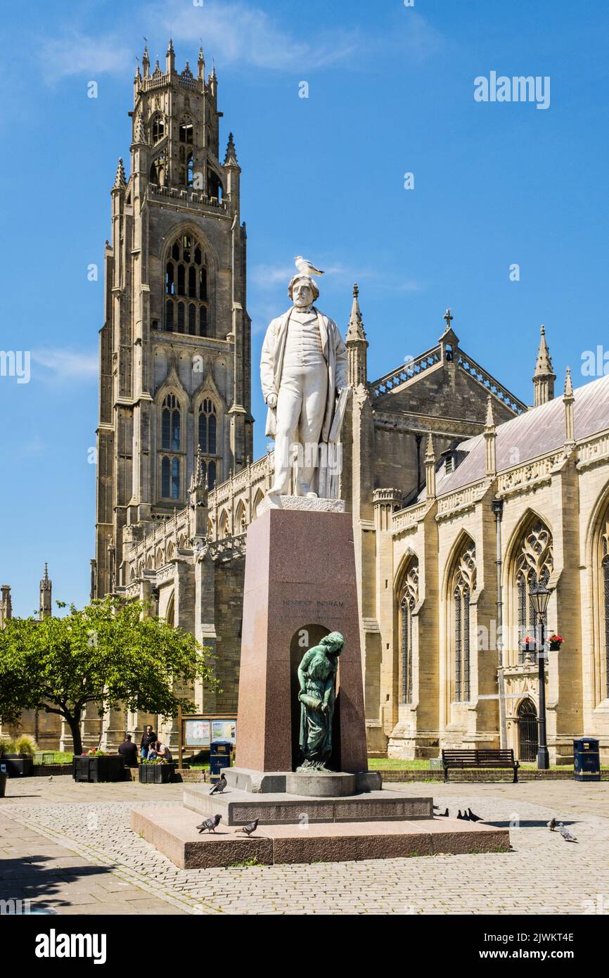 Statue de Herbert Ingram dans le parc de l'église St Botolph. Boston, Lincolnshire, East Midlands, Angleterre, Royaume-Uni, Grande-Bretagne Banque D'Images