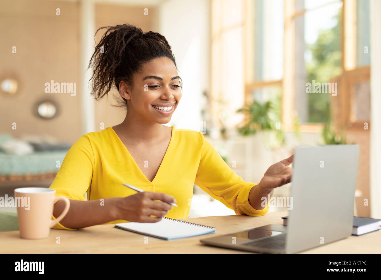 Concept d'apprentissage en ligne. Bonne femme noire enseignante ayant chat vidéo avec les élèves, parlant à la webcam d'ordinateur portable Banque D'Images