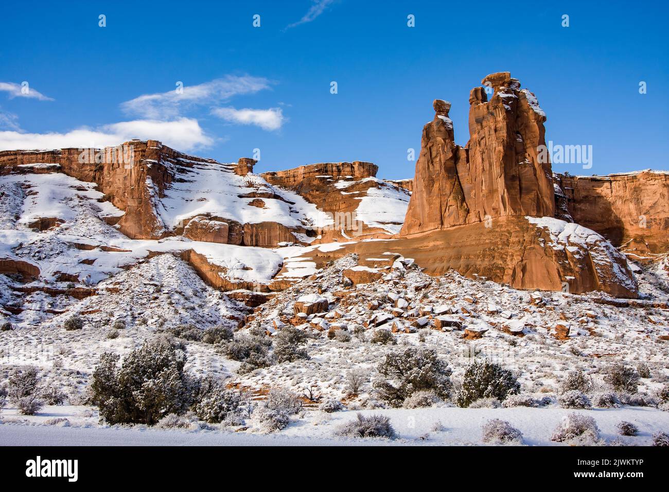 Les hoodoos connus sous le nom de trois gossips dans les tours de palais de justice avec de la neige en hiver. Parc national Arches, Moab, Utah. Banque D'Images