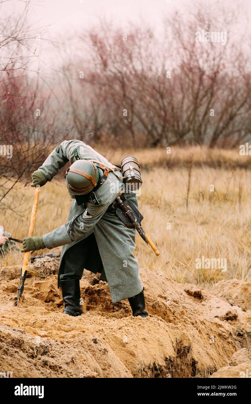 Réacteur habillé comme soldat d'infanterie de Wehrmacht allemand pendant la Seconde Guerre mondiale avec la tranchée de Shovel. Arrangement d'Une position défensive. Militaire allemand Banque D'Images