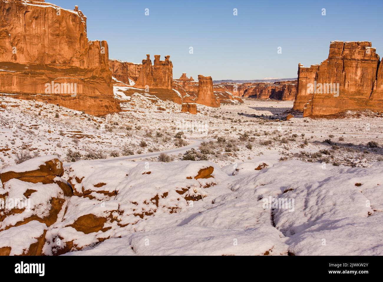 Les tours de palais de justice avec neige en hiver dans le parc national d'Arches, Moab, Utah. Banque D'Images
