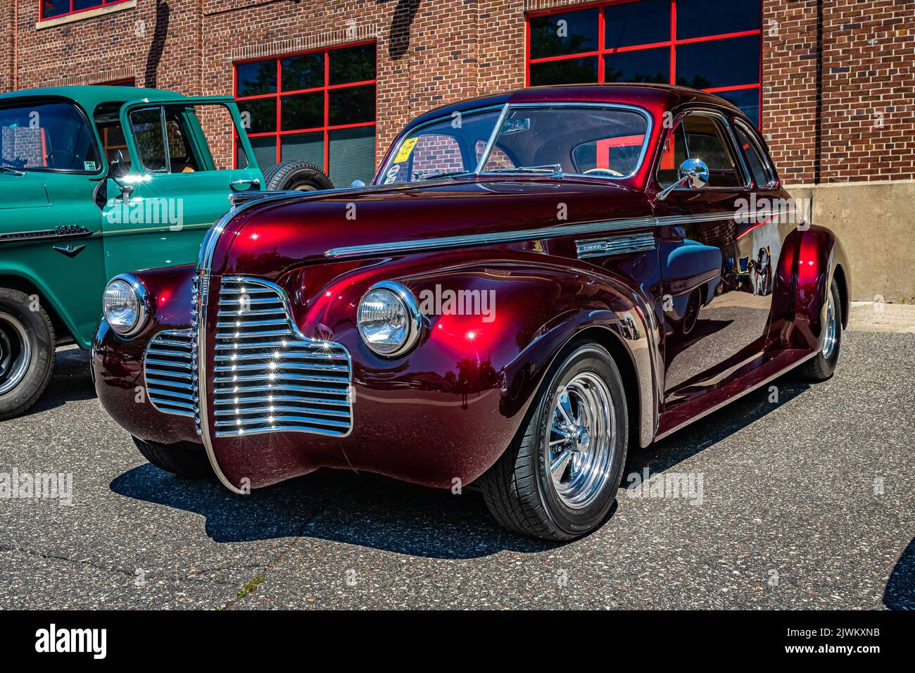 Falcon Heights, MN - 17 juin 2022 : vue d'angle avant à faible perspective d'un Super coupé 1940 de Buick lors d'un salon automobile local. Banque D'Images