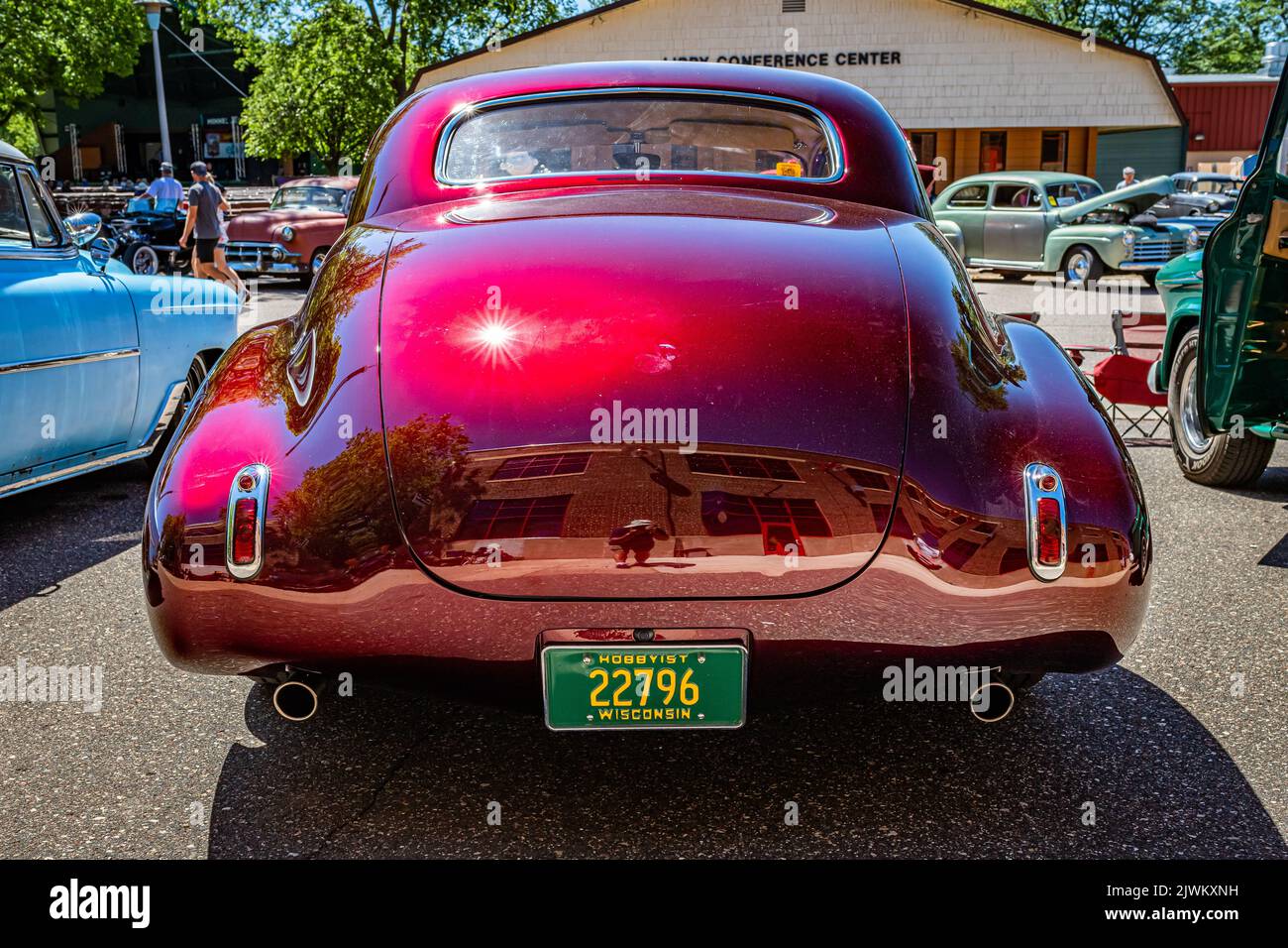 Falcon Heights, MN - 17 juin 2022 : vue arrière en perspective basse d'un Super coupé 1940 de Buick lors d'un salon automobile local. Banque D'Images
