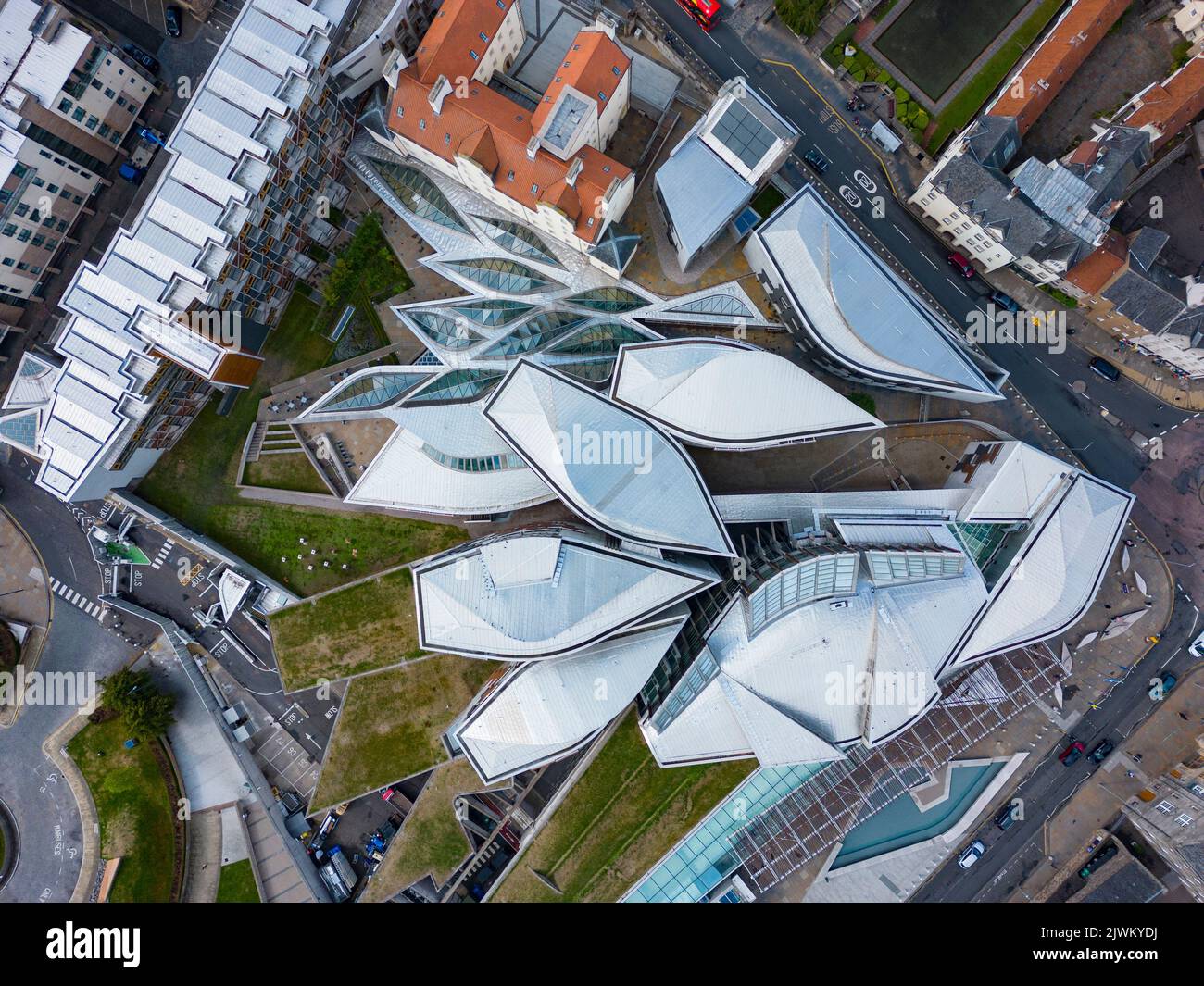 Vue aérienne de l'architecture abstraite des toits des bâtiments du Parlement écossais à Holyrood à Édimbourg, Écosse, Royaume-Uni Banque D'Images