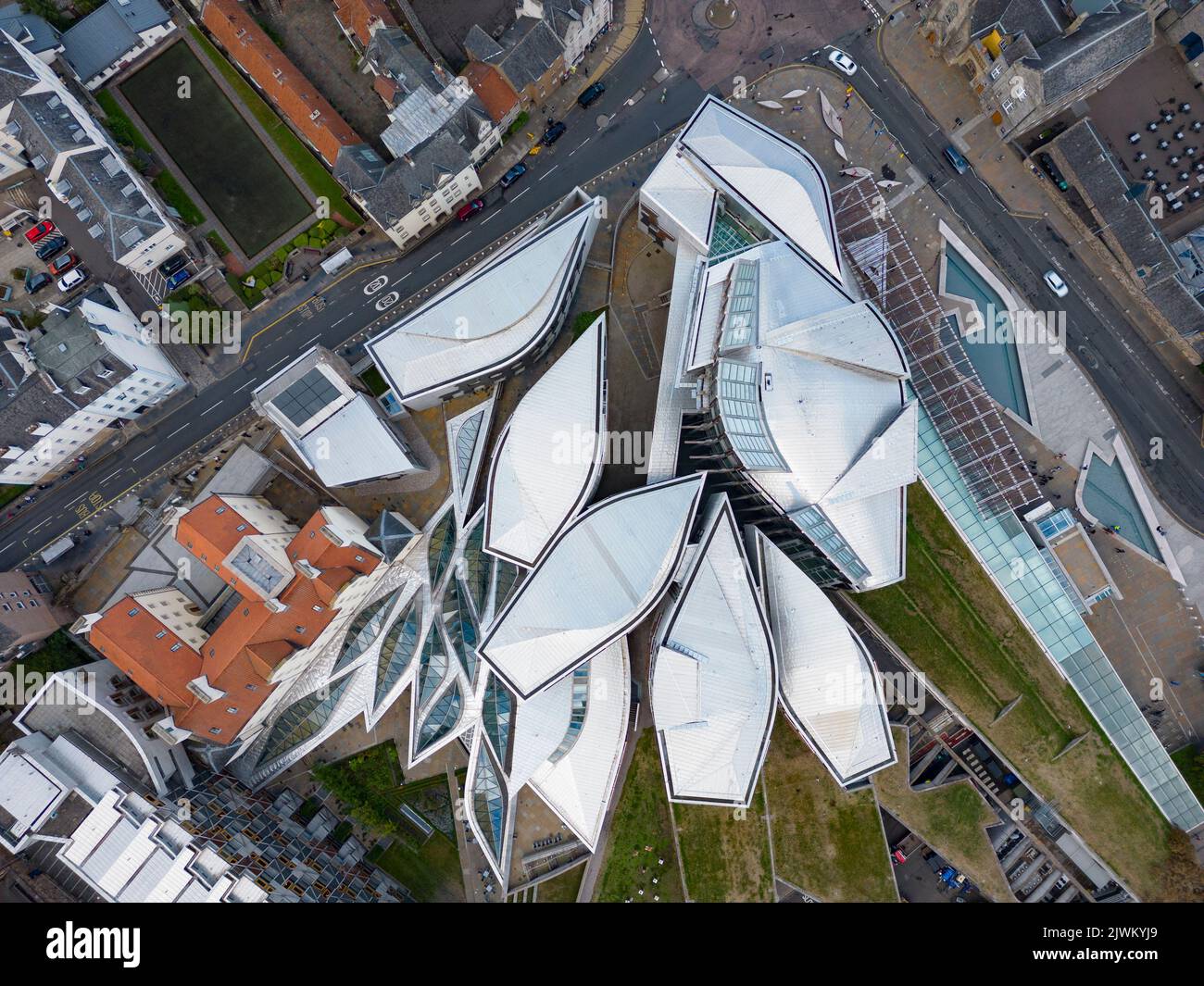 Vue aérienne de l'architecture abstraite des toits des bâtiments du Parlement écossais à Holyrood à Édimbourg, Écosse, Royaume-Uni Banque D'Images