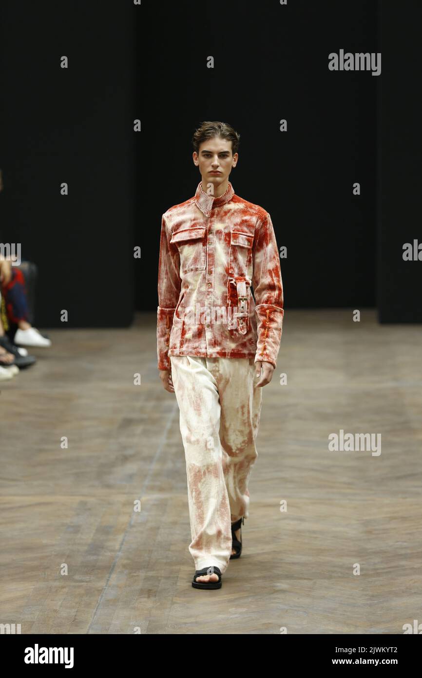 09/06/2022, Berlin, Allemagne, des modèles marchent sur la piste du spectacle Kilian Kerner pendant la Mercedes-Benz Fashion week Berlin printemps/été 2023 à l'hôtel Telegraphamt sur 6 septembre 2022 à Berlin, Allemagne. Banque D'Images