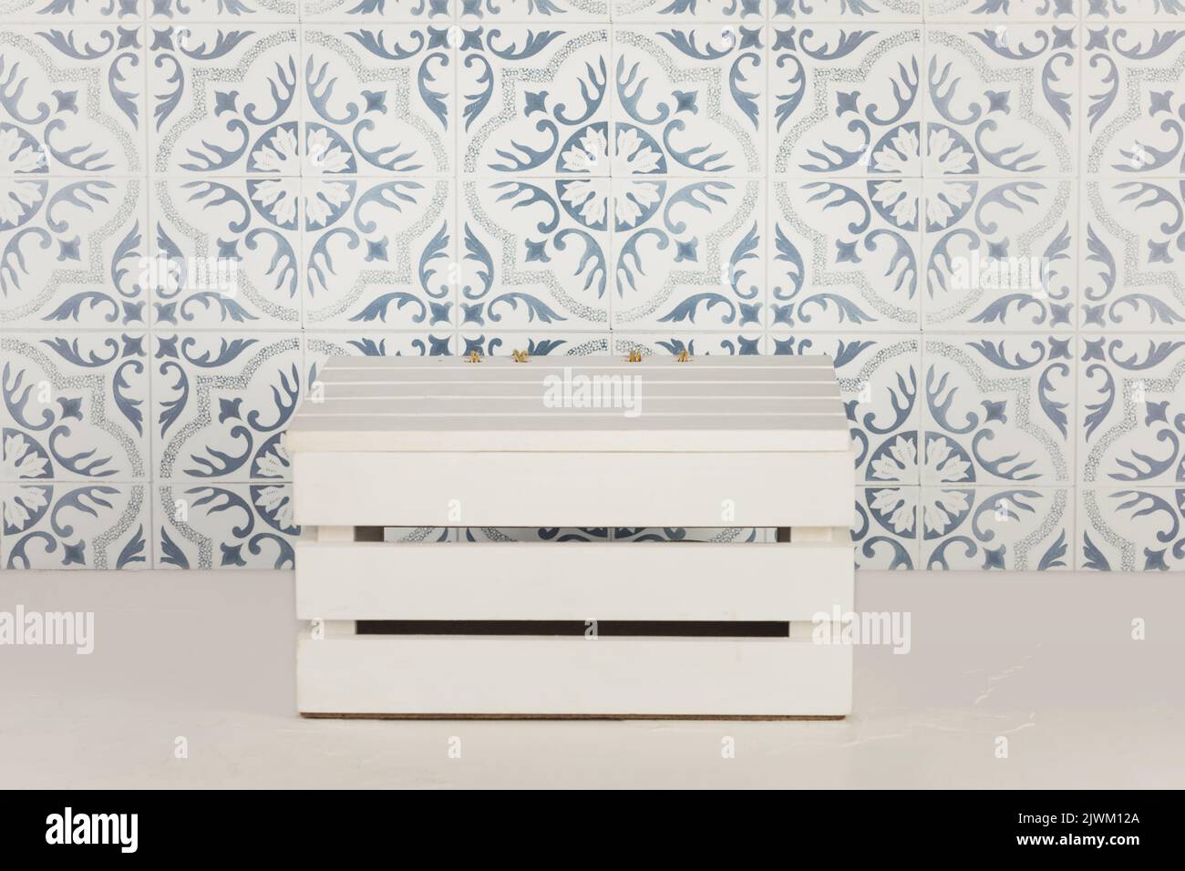 Podium blanc en bois sur la table et mur de carreaux carrés avec ornement. Plate-forme de cuisine pour la présentation des produits. Maquette pour affichage ou montage Banque D'Images Podium blanc en bois sur la table et mur de carreaux carrés avec ornement. Plate-forme de cuisine pour la présentation des produits. Maquette pour affichage ou montage Banque D'Images