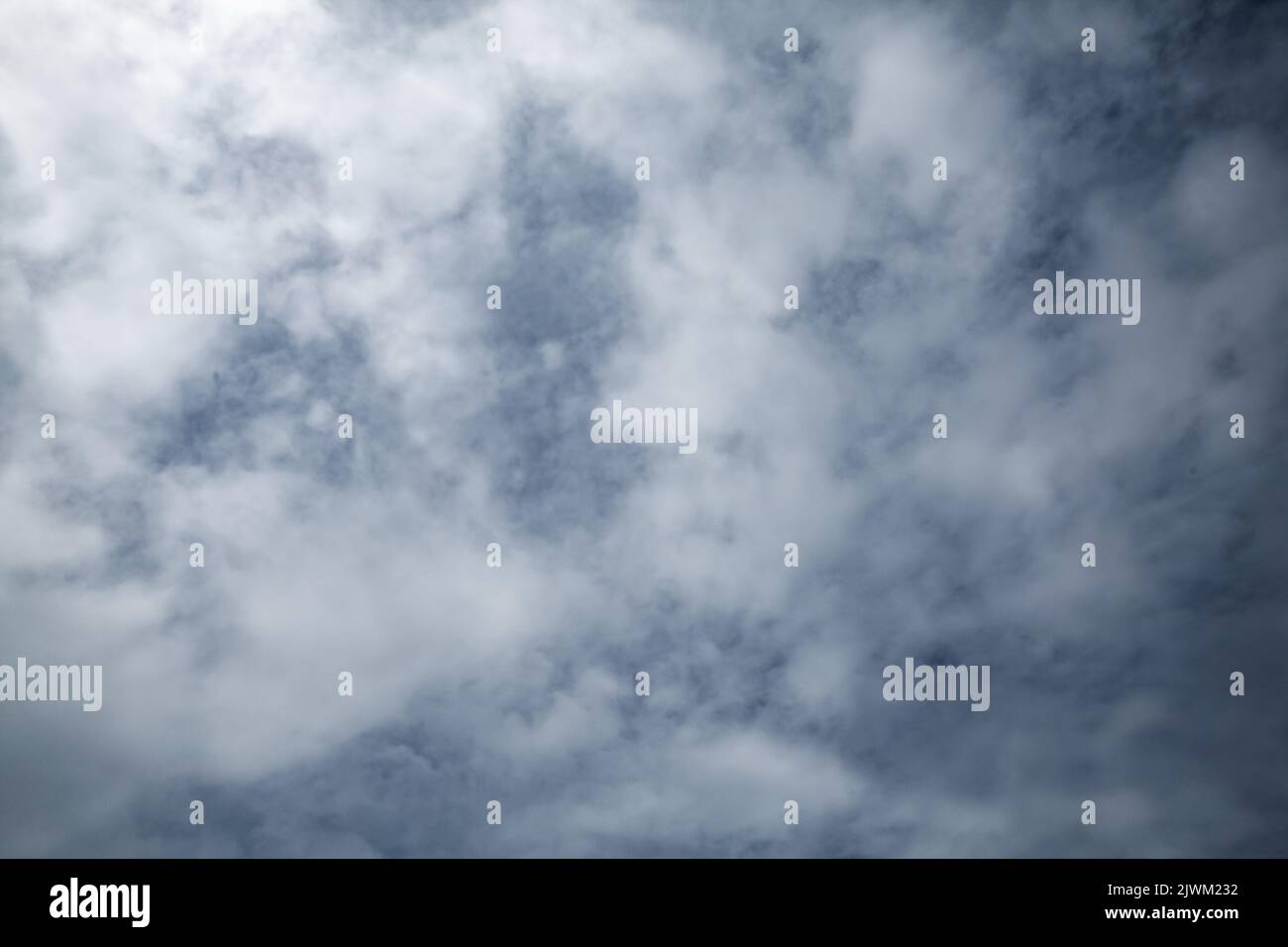 Fond de ciel avec des nuages sombres de tempête, texture abstraite naturelle de photo Banque D'Images